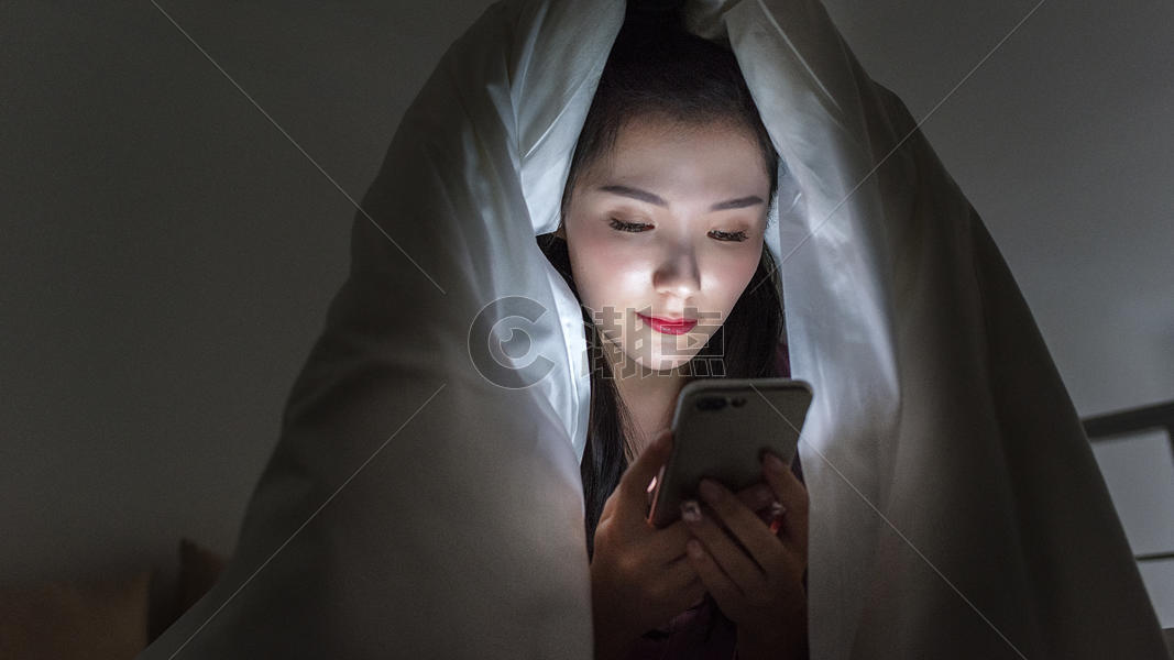 女子熬夜玩手机图片素材免费下载