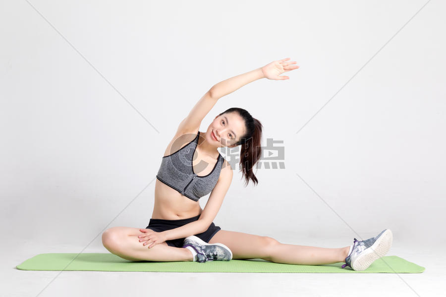 运动健身女性舒展肢体训练图片素材免费下载