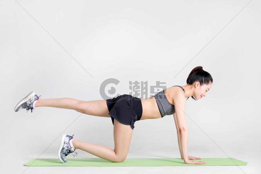 在瑜伽垫上运动健身练习的年轻女性图片素材免费下载