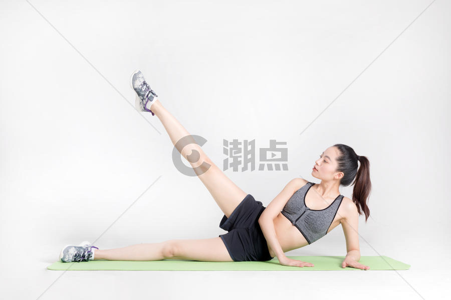 在瑜伽垫上运动健身练习的年轻女性图片素材免费下载