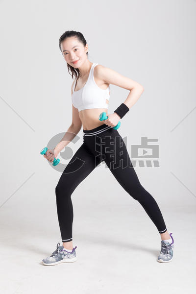 年轻女子运动健身拿着哑铃图片素材免费下载