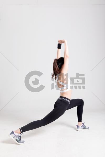 年轻女子运动健身热身图片素材免费下载
