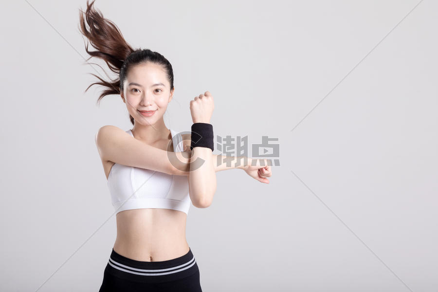 年轻女子运动健身热身图片素材免费下载