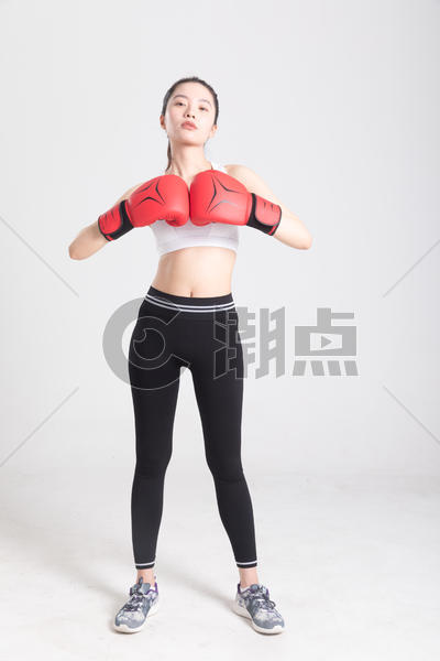 带着拳击手套帅气的运动女性图片素材免费下载