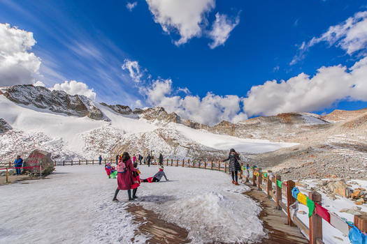 川西达古冰川的游客图片素材免费下载