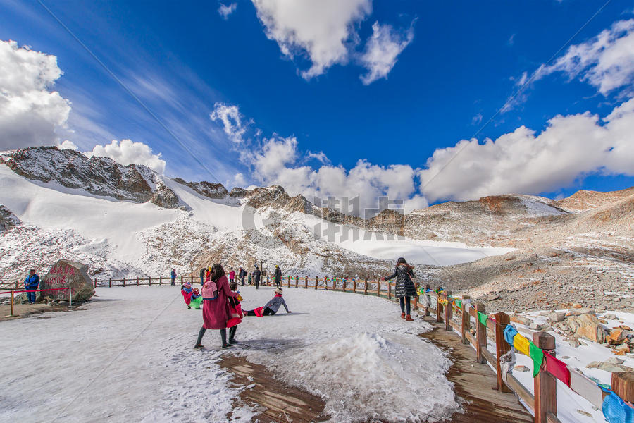 川西达古冰川的游客图片素材免费下载