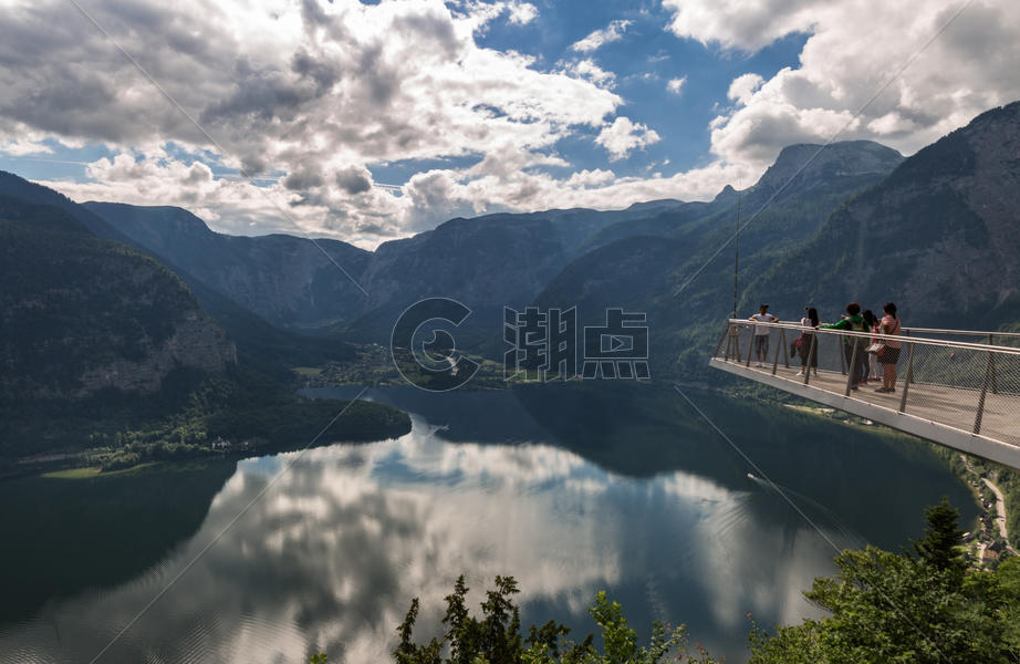 奥地利旅游小镇哈尔施塔特的湖光山色图片素材免费下载