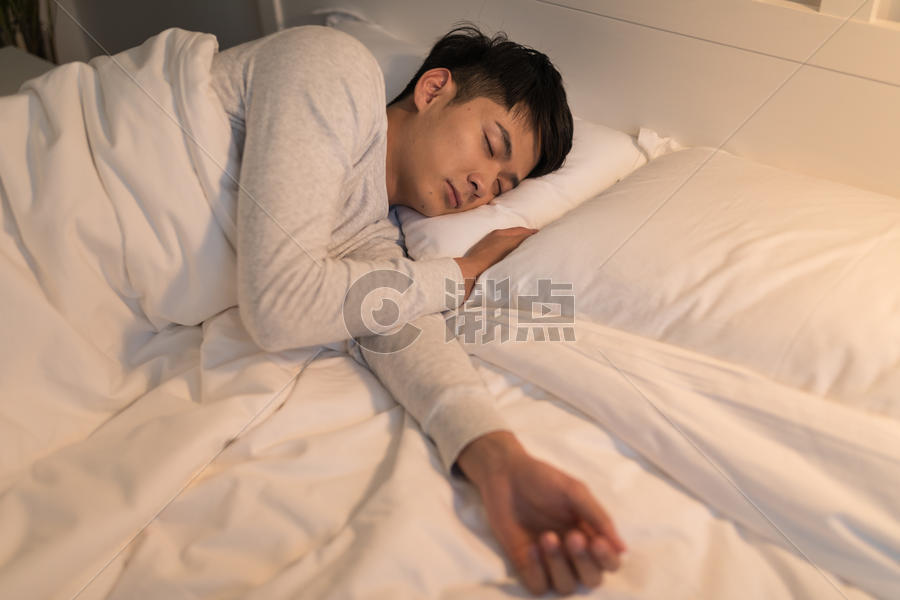 熟睡睡觉的年轻男子图片素材免费下载