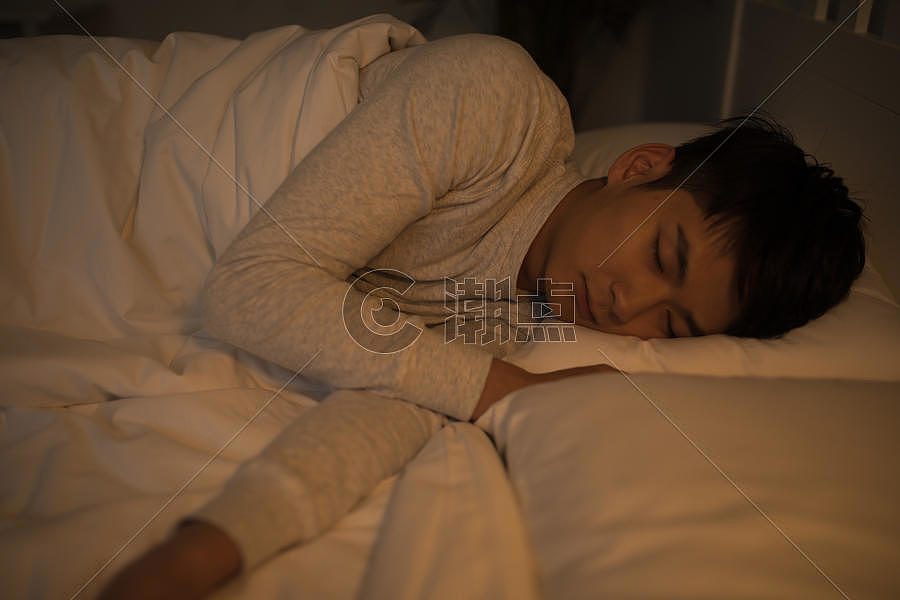熟睡睡觉的年轻男子摄影图6720*4480图片素材免费下载-编号727264-潮点视频
