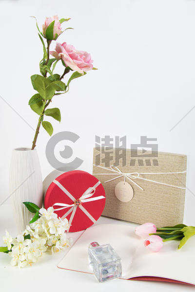 礼物盒和花束图片素材免费下载