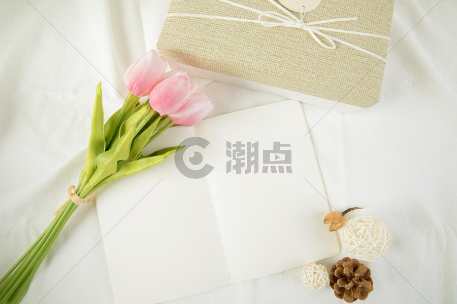 礼物盒和花束图片素材免费下载