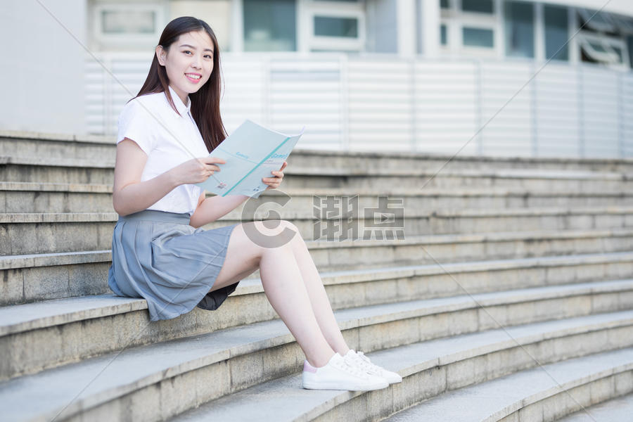 坐在校园台阶上的大学生图片素材免费下载