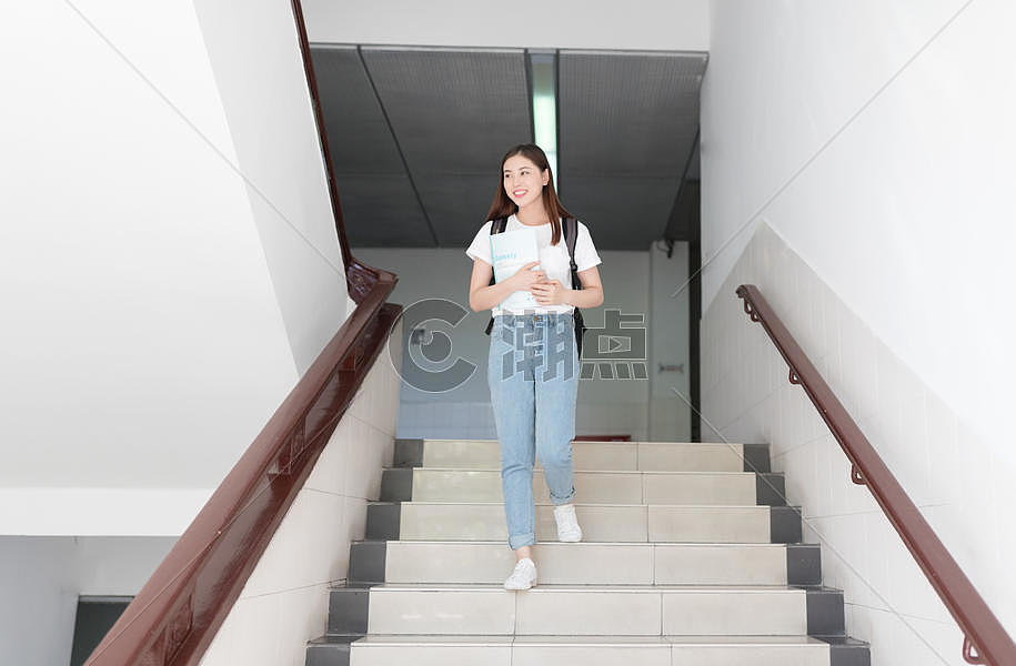 下课放学准备离开的同学摄影图6649*4359图片素材免费下载-编号727570-潮点视频