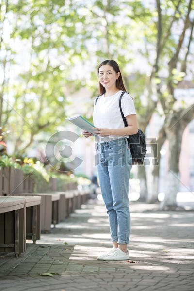 校园里背着书包拿着书的同学图片素材免费下载