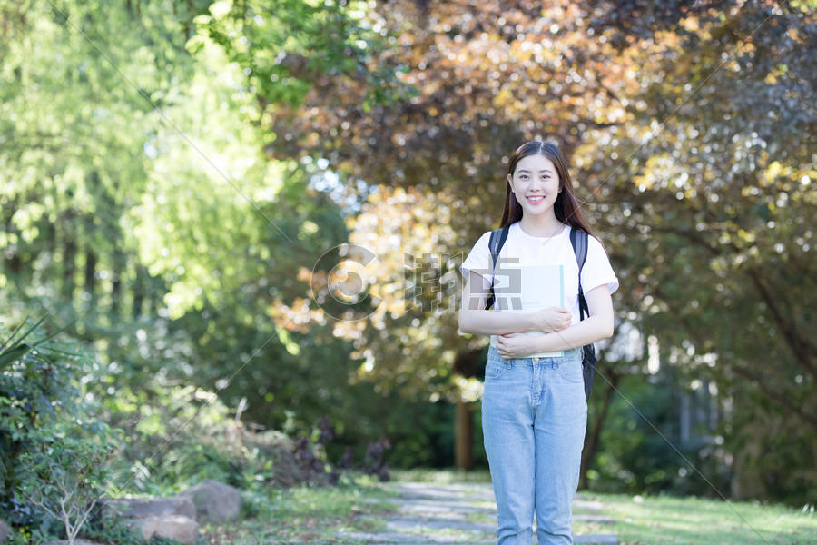 背着书包走在校园里的大学生图片素材免费下载