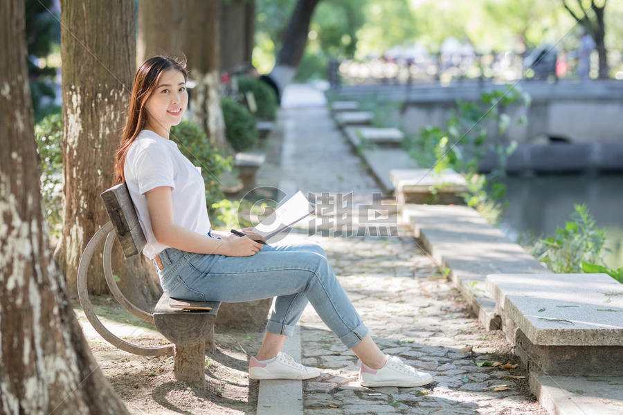 坐在树下看书的女生图片素材免费下载
