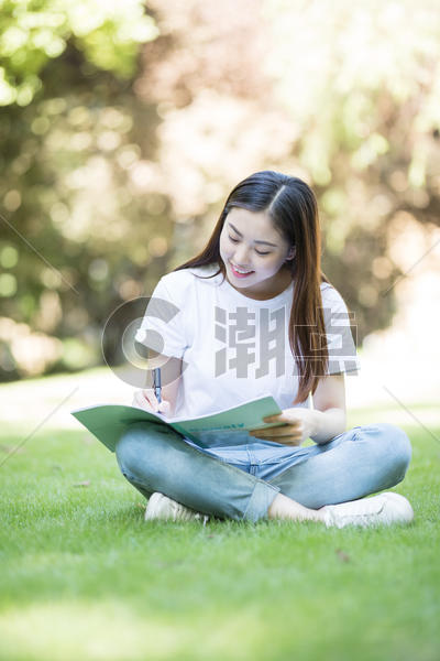 坐在校园草坪上看书学习的同学图片素材免费下载