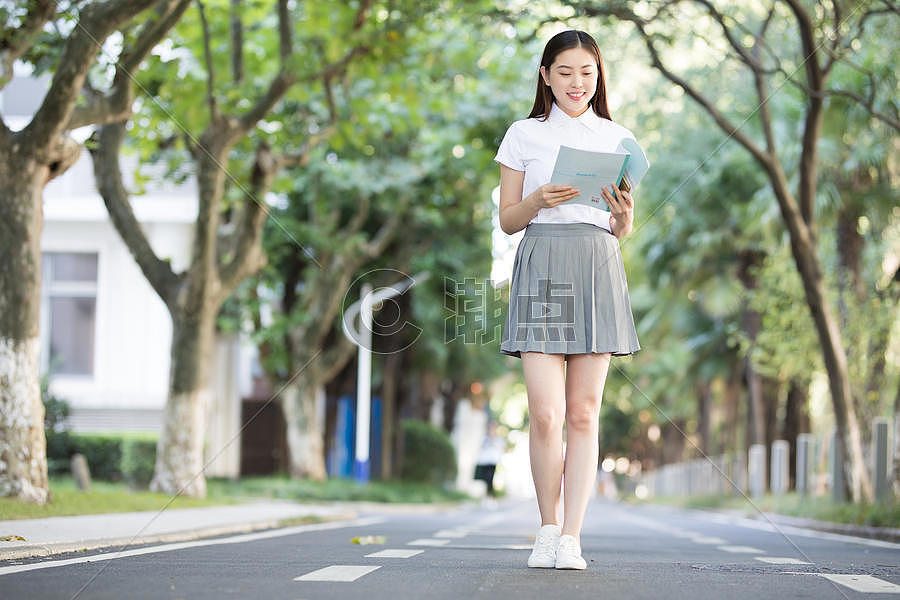 拿着课本准备去上课的大学生摄影图6720*4480图片素材免费下载-编号727747-潮点视频