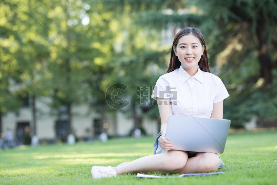 绿色草坪上休闲学习的女生图片素材免费下载