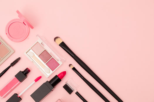 粉色底图上的化妆品图片素材免费下载