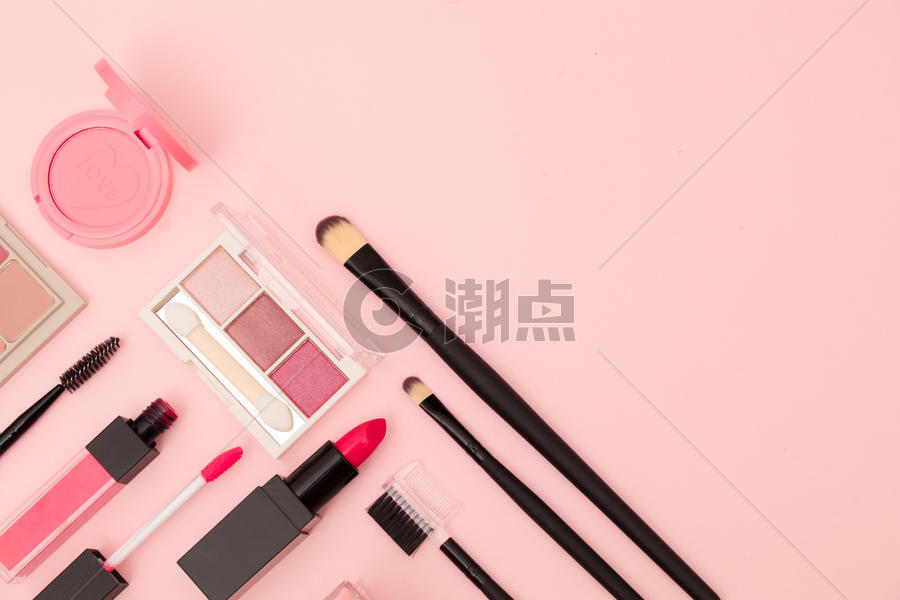 粉色底图上的化妆品图片素材免费下载