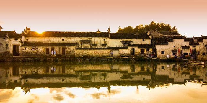 夕阳中的古村和池塘图片素材免费下载
