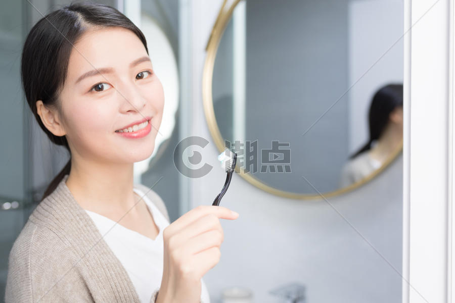 早起洗手间刷牙的年轻 女性图片素材免费下载