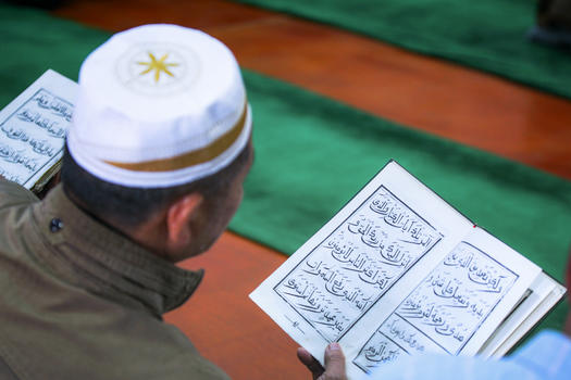 伊斯兰教念古兰经的男性图片素材免费下载