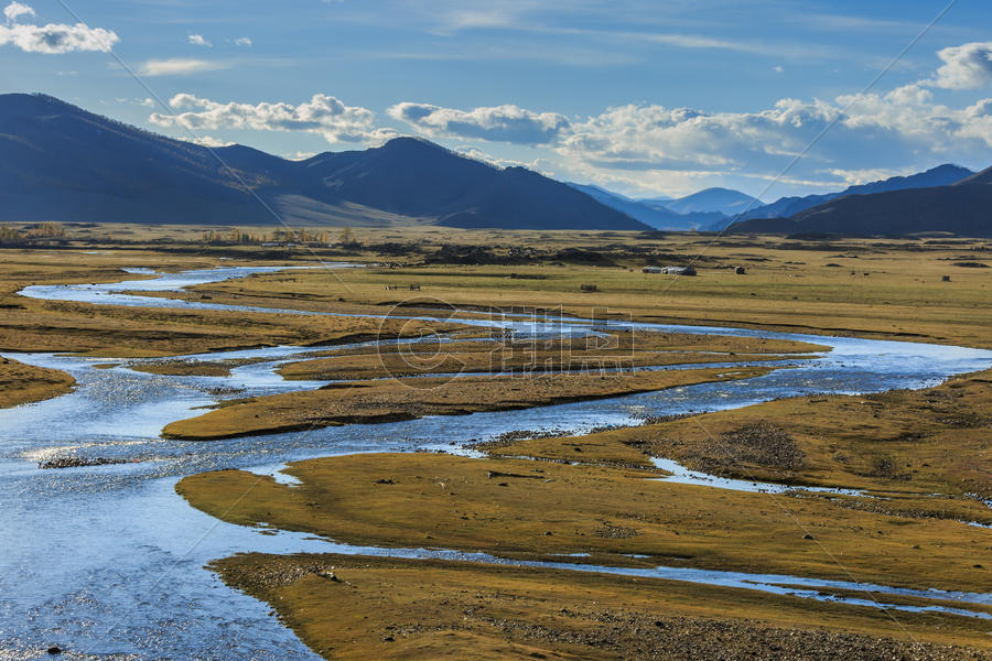 草原上蜿蜒的河流图片素材免费下载