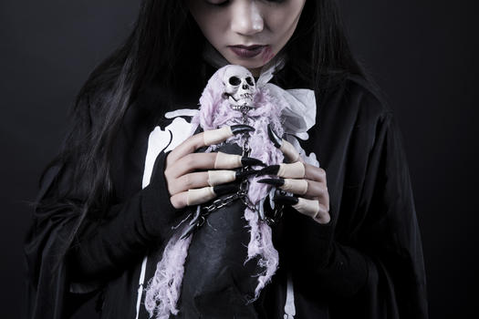 万圣节拿着骷髅娃娃的女性图片素材免费下载