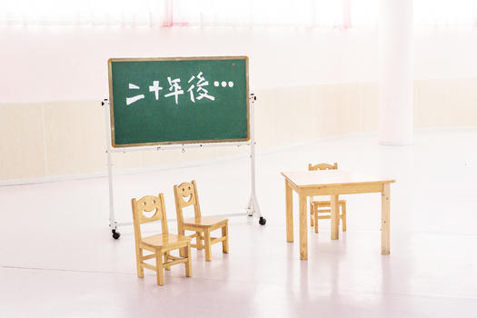教室里的桌椅图片素材免费下载