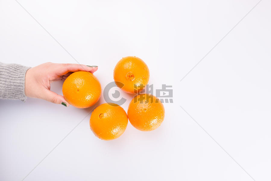 手拿橙子白底图图片素材免费下载