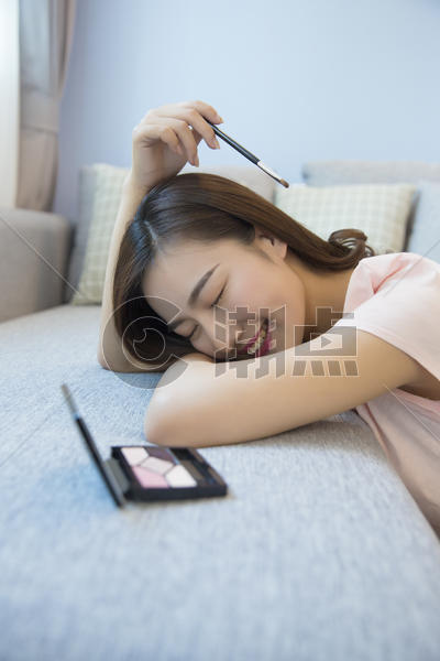 居家女性在客厅沙发化妆图片素材免费下载