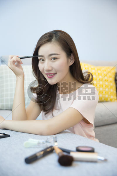居家女性在客厅沙发化妆图片素材免费下载
