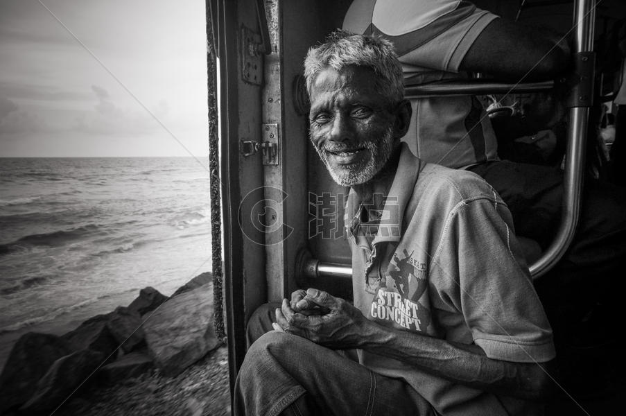 斯里兰卡海边小火车上的老头图片素材免费下载
