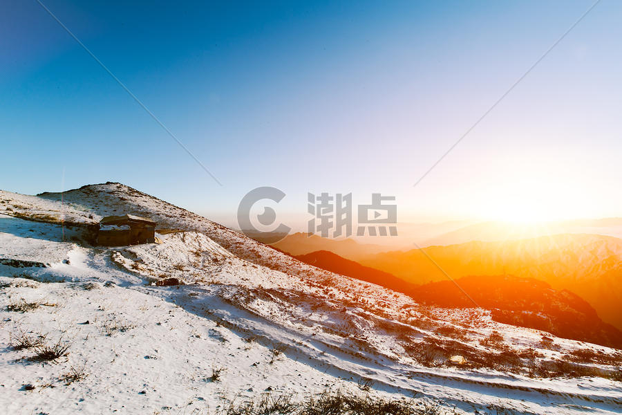 冬季雪山的日出图片素材免费下载