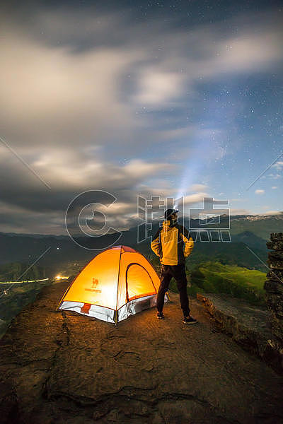 夜晚星空帐篷露营的人图片素材免费下载