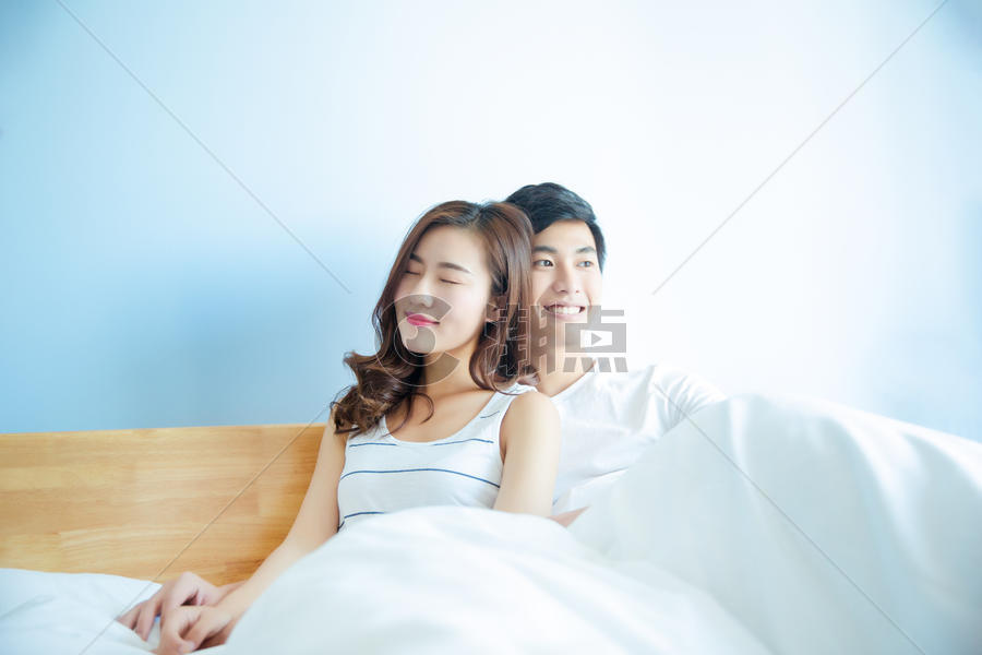 年轻情侣在床上坐着图片素材免费下载