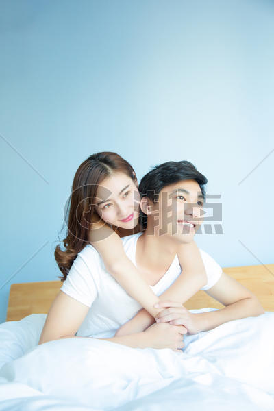 年轻情侣在床上打闹图片素材免费下载