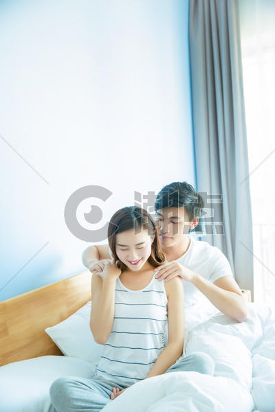 年轻情侣在床上按摩图片素材免费下载