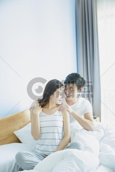 年轻情侣在床上按摩图片素材免费下载