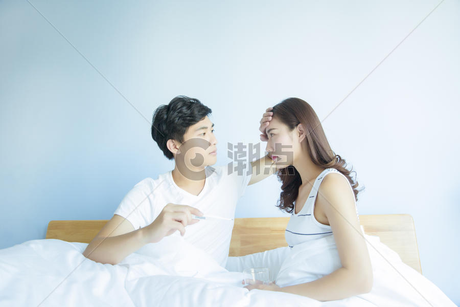 情侣在床上量体温图片素材免费下载