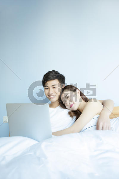 年轻情侣在床上打闹图片素材免费下载