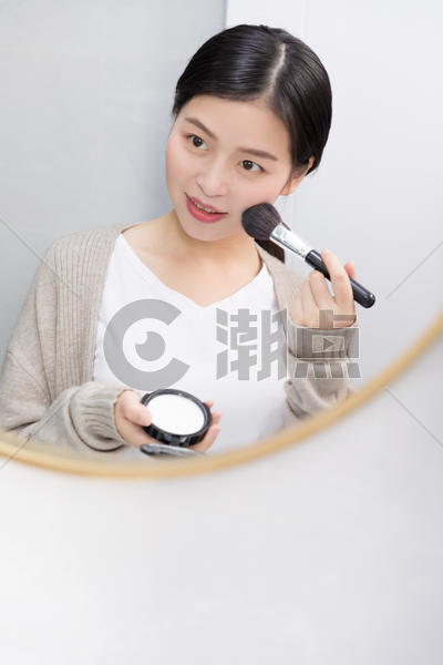 正在镜子前化妆的女生图片素材免费下载