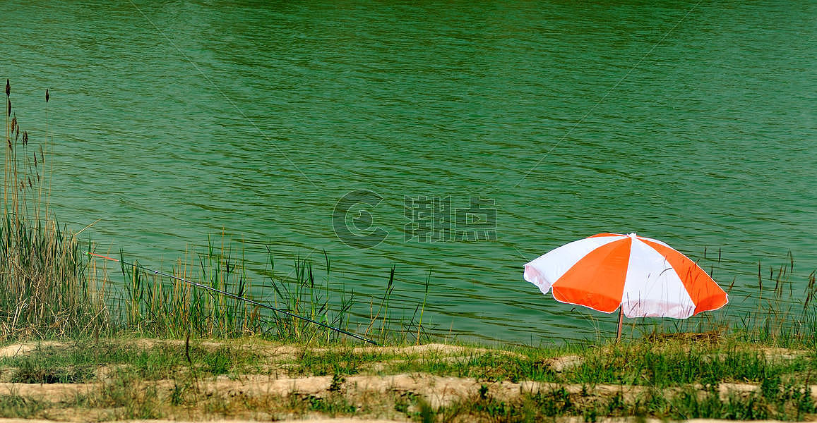 湖边太阳伞图片素材免费下载