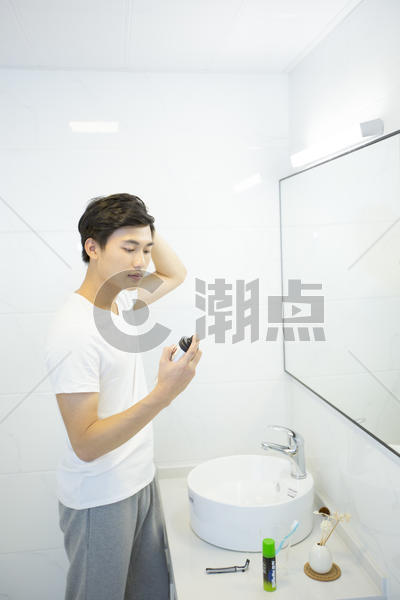 年轻男子在浴室整理头发图片素材免费下载
