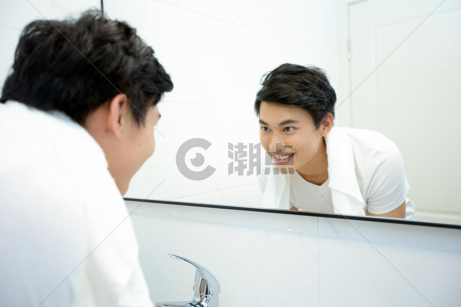 年轻男性在浴室洗漱图片素材免费下载