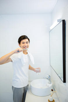 年轻男性在浴室刷牙图片素材免费下载