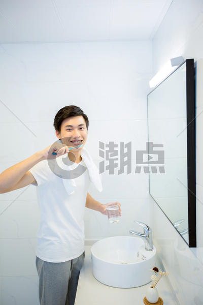 年轻男性在浴室刷牙图片素材免费下载