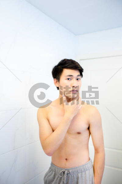 年轻男子在浴室护肤图片素材免费下载